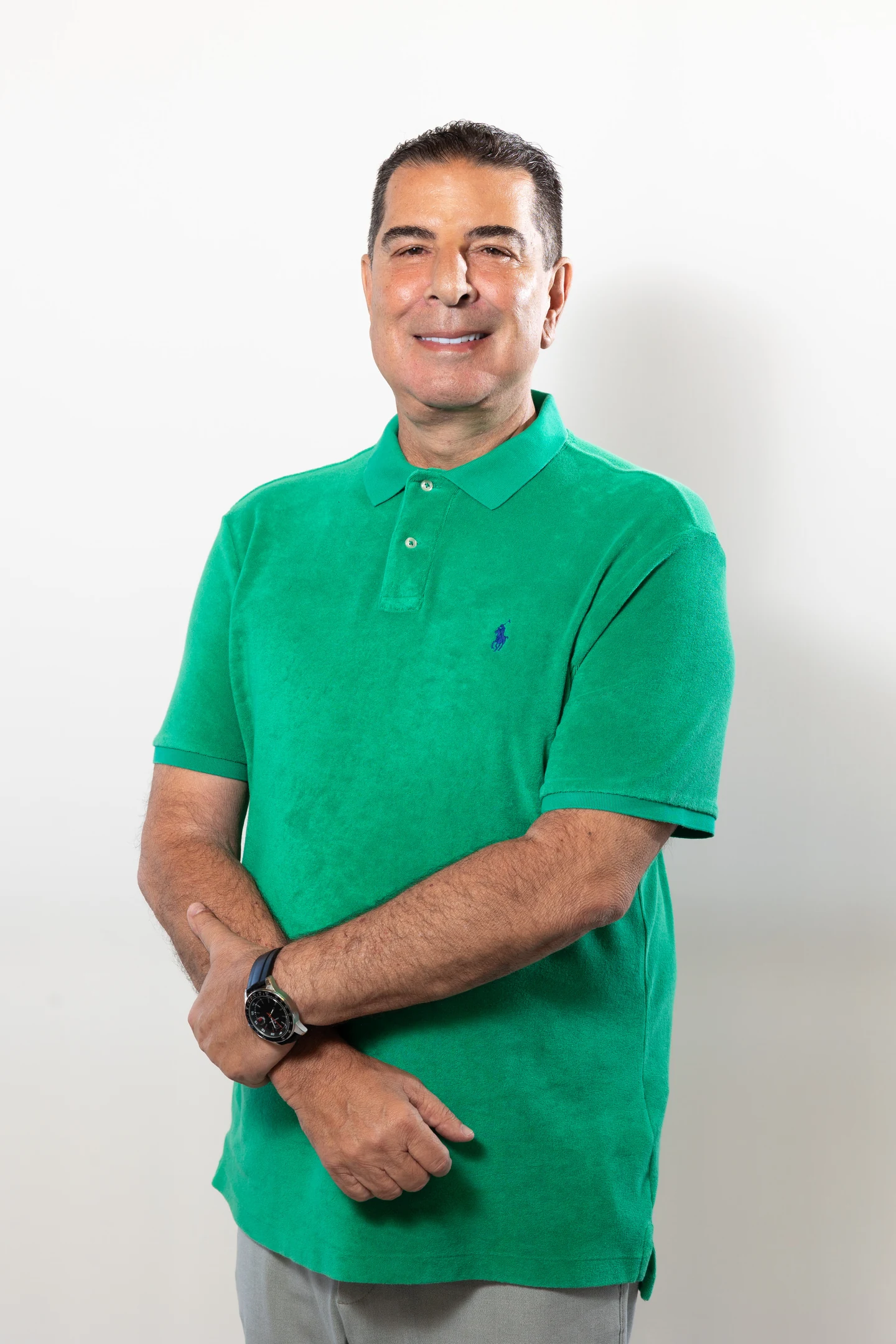 Retrato oficial de Zeca Pirão com camisa verde e braços cruzados.